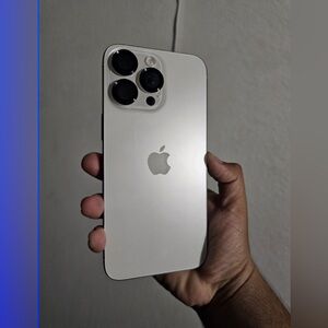 iPhone 15pro max Silver unlocked
 Company : Spectrum 
256GB